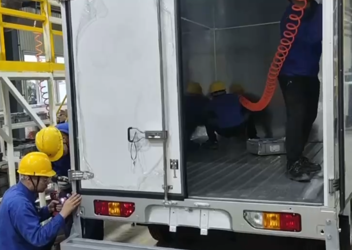 Соқыр тойтарма технологиясы: жеңіл жүк қорапшасының бал ұясы панелінің негізі